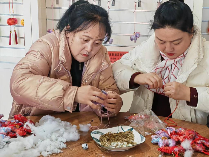 　　2月5日，山阴县众福缘农副产品手工加工专业合作社成员正在制作苦豆豆香包。新华社记者 解园 摄