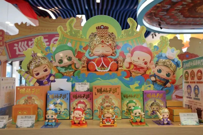 马年新春氛围与妈祖文化气息交融蔓延。佘晓霞 摄