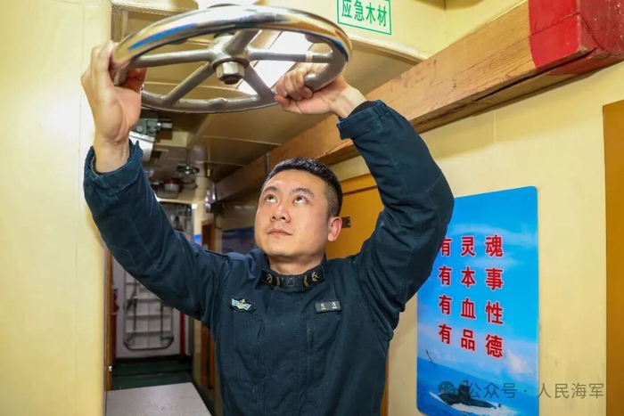 ▲艇员转动舱室阀门