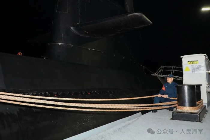 ▲艇员检查缆绳固定