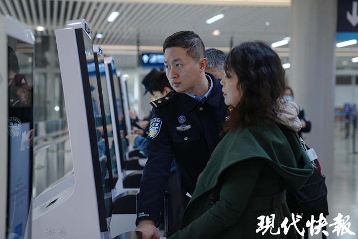 民警在帮助旅客使用自助填报系统