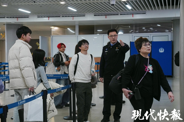 民警在疏导旅客