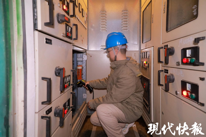 唐聪正在对线路进行巡检