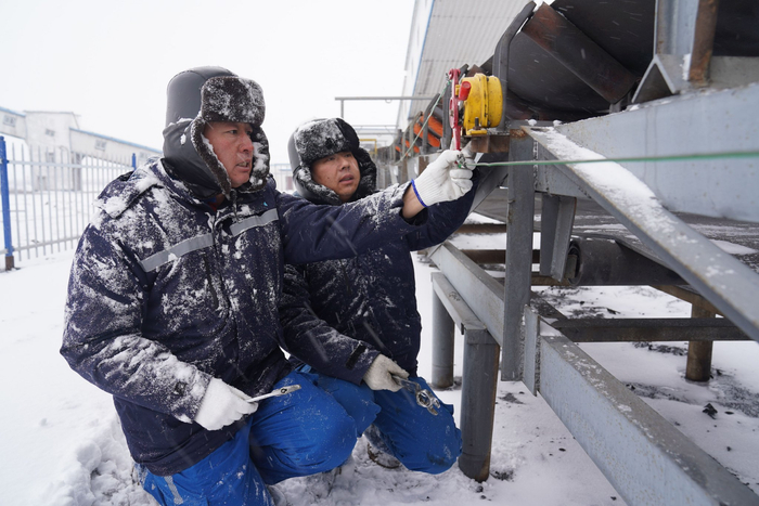 华利公司别斯库都克露天矿生产维修班在-20℃严寒中冒雪开展运输系统维护。