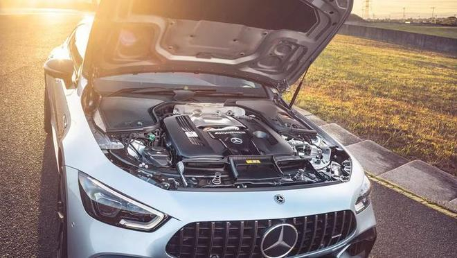 ▲ 搭载 M177  V8 双涡轮增压发动机的 C 63