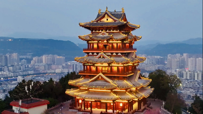 飞霞阁亮灯