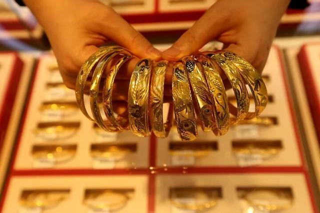 1月26日，江苏省连云港市连云区一家黄金店店员在整理黄金饰品。新华社发（王春 摄）