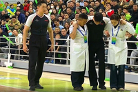 不多见！裁判比赛中崴脚受伤&amp;被医务人员搀扶离场 还剩俩裁判！