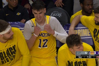 不想玩辣！拉拉维亚18分钟领到个人第六犯被罚下 在替补席笑嘻嘻