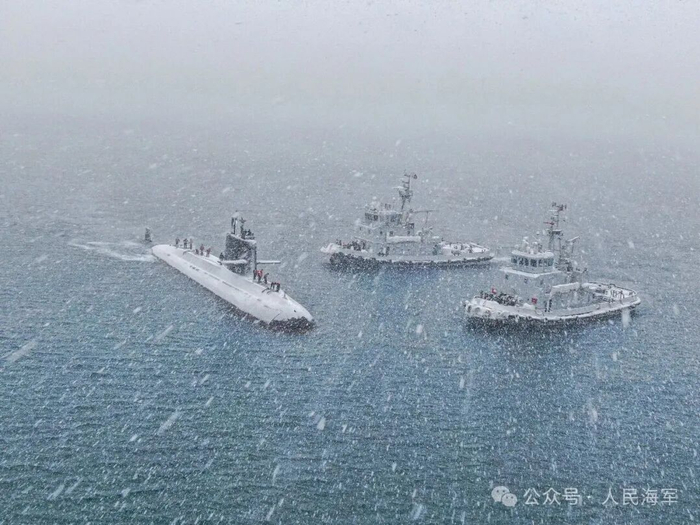 ▲潜艇水面航行