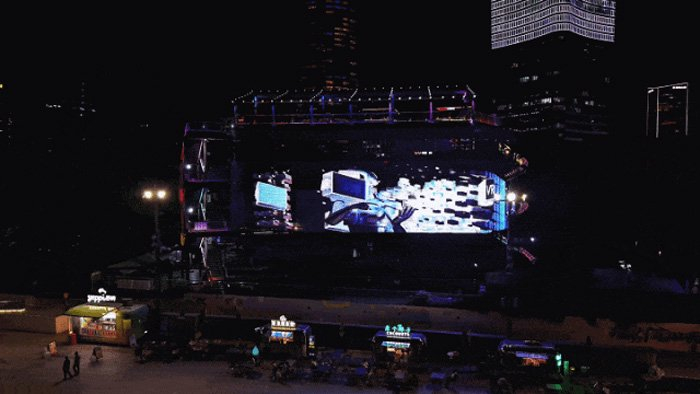 ▲上海北外滩上新洲明34M x 8M裸眼3D大屏