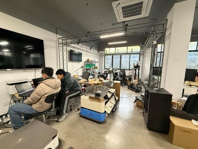 石虎山基地内某一创新工坊中，学生正在做实验。巩持平摄