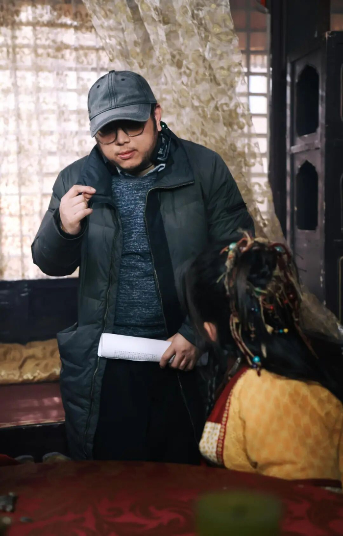 德玉影视导演雨顺给微短剧演员讲戏。受访者供图 