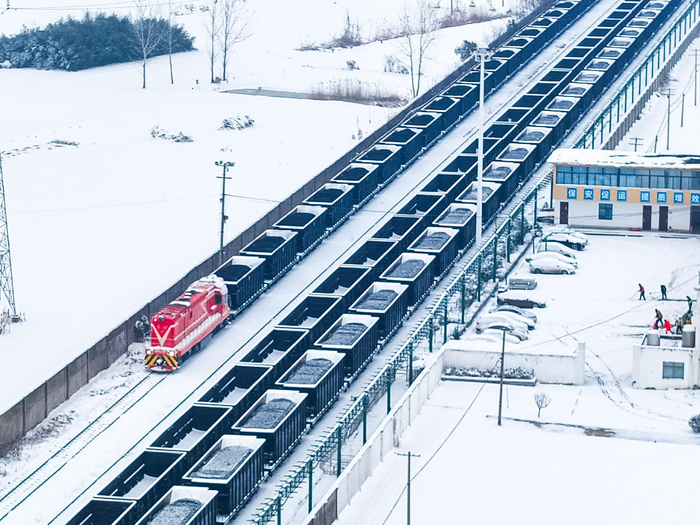中国中煤电煤专列满载启程，保障能源稳定供应。