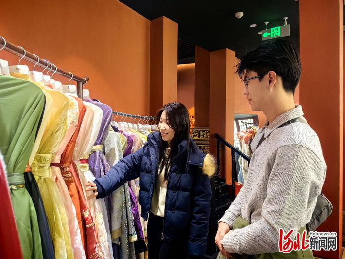 游客在挑选古装。（袁欣悦/摄）