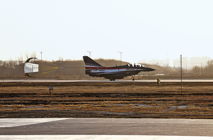 　　2月10日，空军八一飞行表演队抵达国内某机场。新华社发