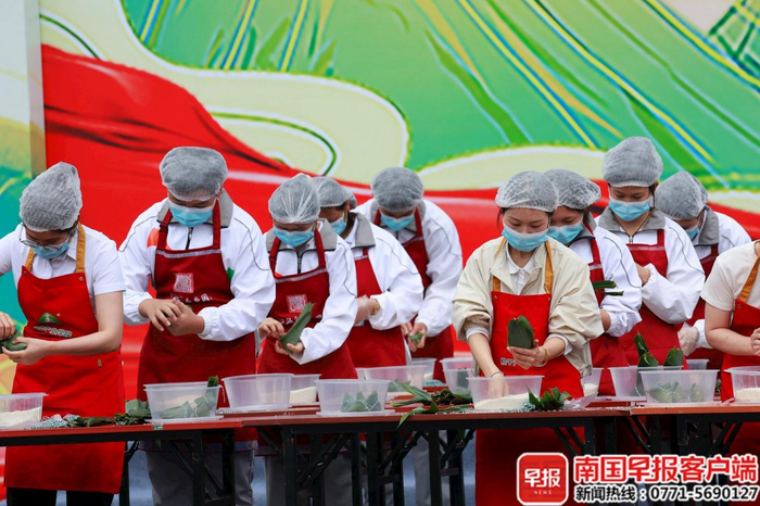 粽子产业学院的学员在包粽子。资料图片