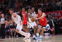 这也吹啊！邓恩逼抢谢泼德裁判延迟哨吹犯规 快船挑战成功