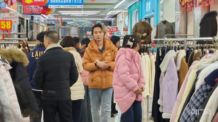 位于武汉市黄陂区的汉口北品牌服装城内人头攒动（央广网见习记者  陈晟  摄）