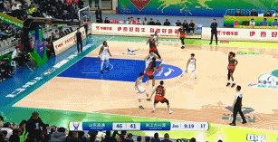 三分5中0！于德豪大空位三分再铁 被换下后头撞广告牌十分懊恼