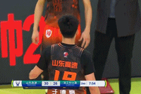 心态略崩！于德豪被各种放空&大空位三分不中 被换下还骂骂咧咧