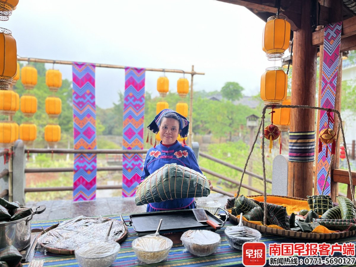 张美芬和她包的粽子。本文图片均为受访者提供