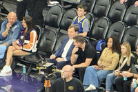 独行侠老板杜蒙远赴菲尼克斯观战 但球队半场落后将近20分