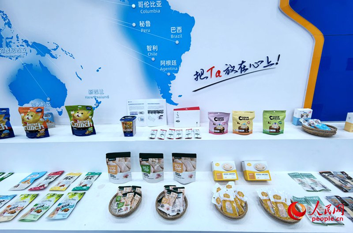 各式各样的宠物食品。人民网记者 王佩摄