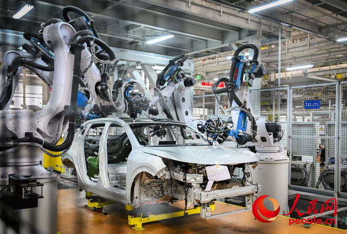 1月26日，阿维塔数智工厂内机器手臂正在作业。人民网 邹乐摄