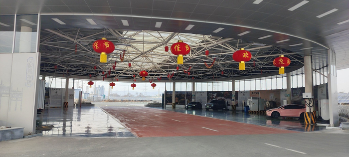 　　春运路上，在甘肃接驾嘴近零碳服务区，新能源车辆通过“光储充超级充电站”实现20分钟快速补能。新华社记者李杰 摄