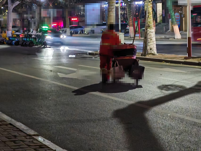 凌晨作业的环卫工人。凤凰网《风暴眼》摄