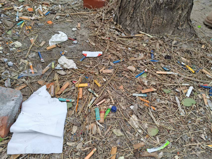 一线城市路边的烟头。凤凰网《风暴眼》摄