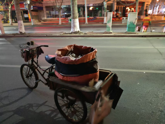 凌晨清扫街道的环卫工人。凤凰网《风暴眼》摄