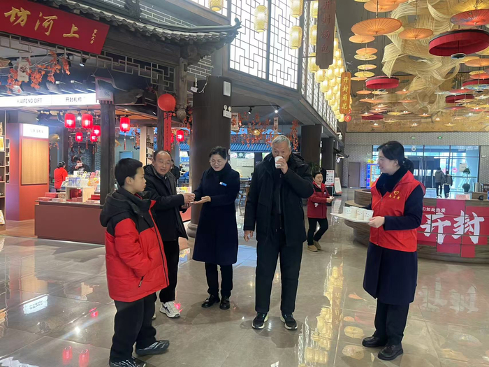 　　在G30连霍高速开封“宋文化”主题服务区，工作人员为过往司乘人员送上暖心姜茶。（受访者供图）