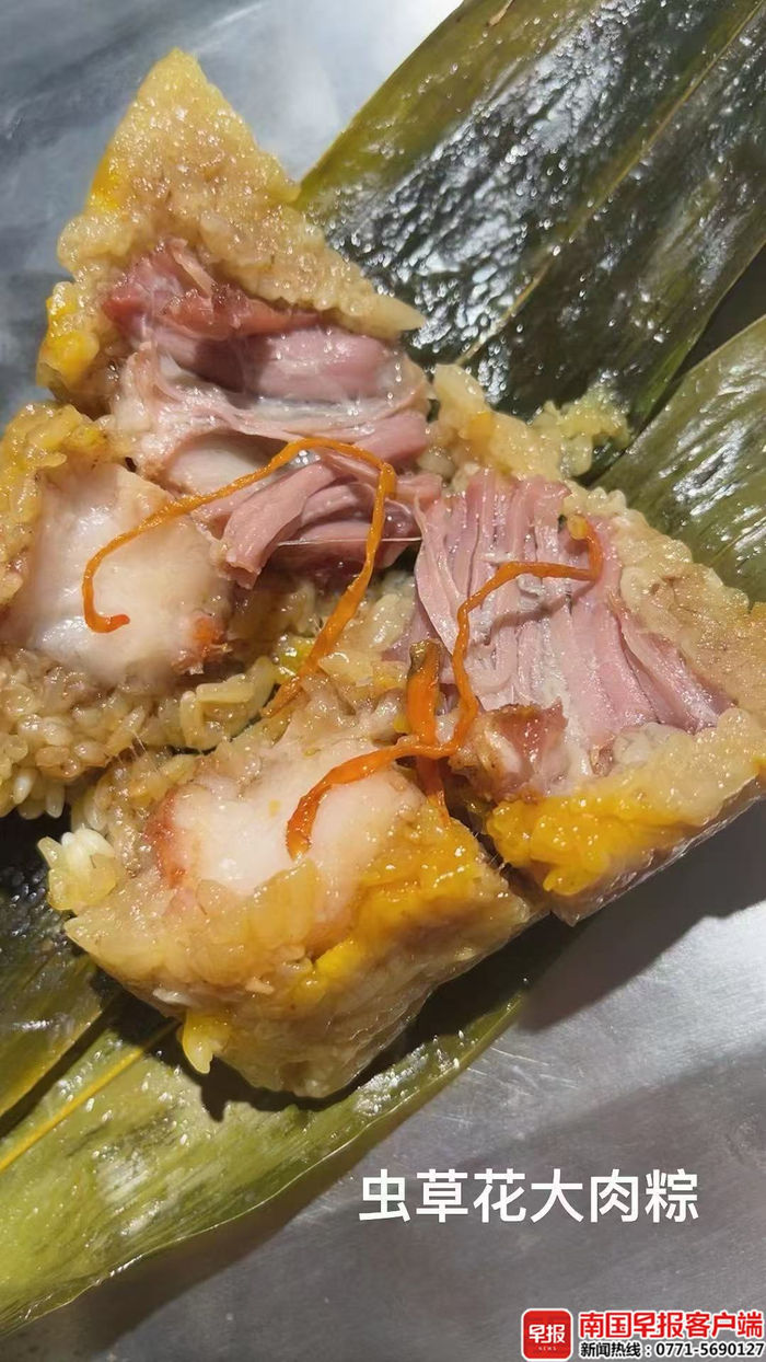练二姐公司的鲜肉蛋黄粽。练二姐摄