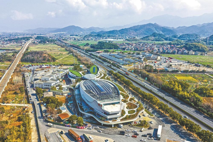 G25长深高速浙江杭州桐庐服务区（北区）光储充一体化智慧超充站。