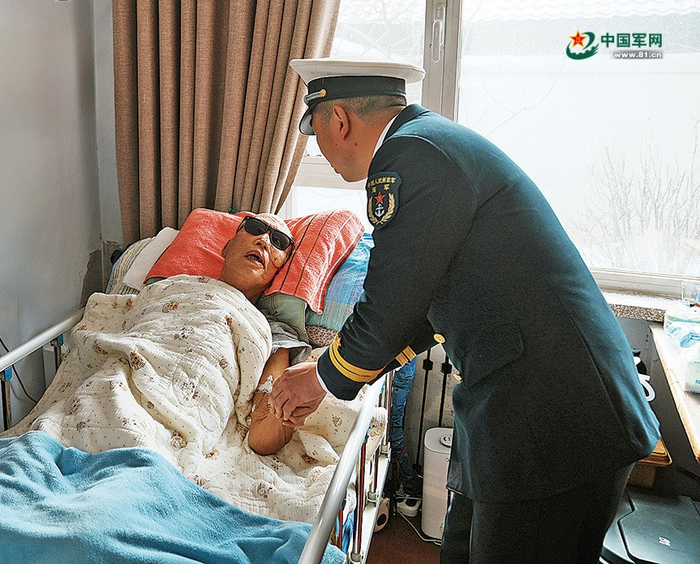 　　官兵代表看望慰问朱彦夫。