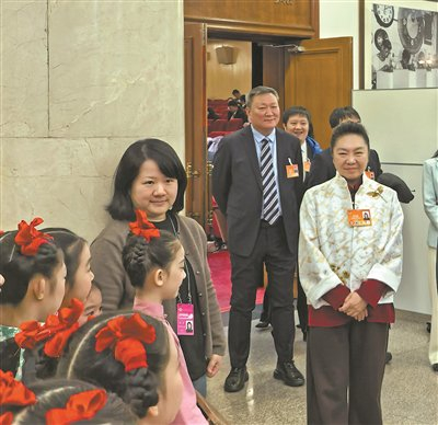 田沁鑫（右一）在2026年全国政协新年茶话会排练现场指导演出。