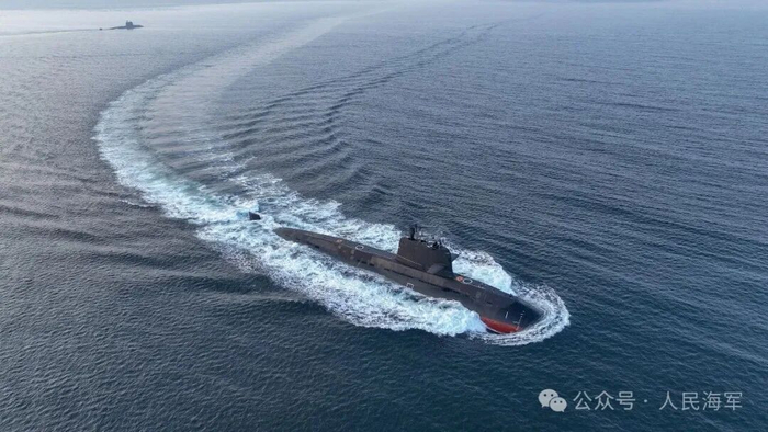 ▲潜艇水面航行