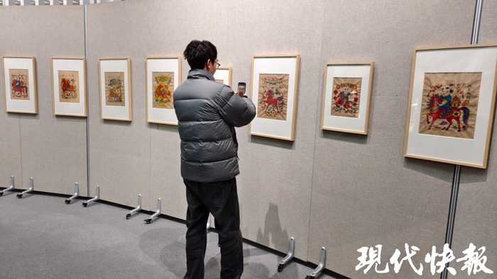 游客在参观展览