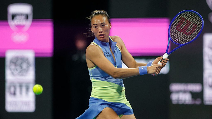 郑钦文与莱巴金娜比赛现场