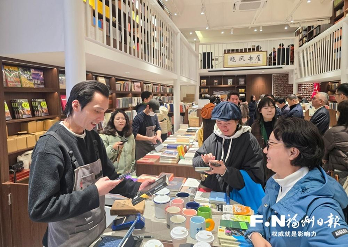 市民在晓风书屋选购书籍。记者 池远 摄
