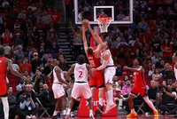 攻防发力！大洛血帽申京 科林斯反击暴扣扩大领先