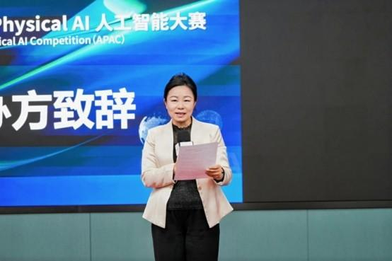 图：道通科技董事、副总经理农颖斌女士为赛事致辞
