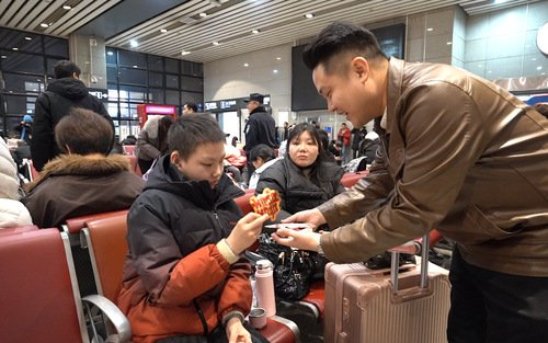 记者将糖送给来京治病的小男孩并祝他早日康复。记者 汪凯 摄