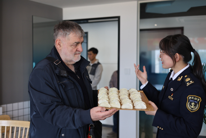 外籍船员体验包饺子（央广网发  宁波海事供图）