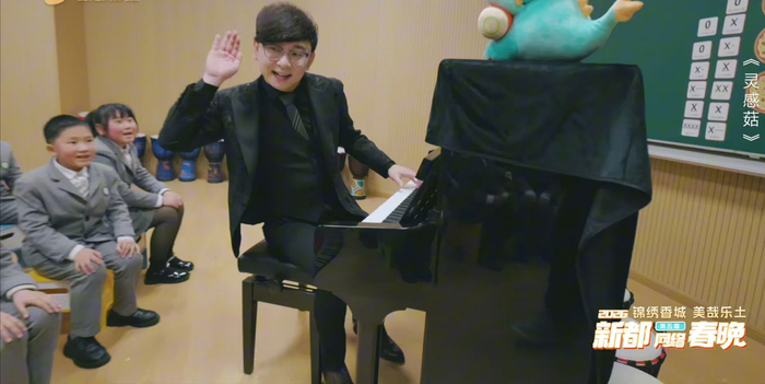 四川音乐学院钢琴教师、网红段俊与龙江路新都校区学生一起表演。