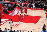 炸裂！科林斯外线晃动后突到篮下 顶开小贾隔扣终结