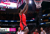 打回来了！泰特顺下接球冲击篮筐得手 火箭反超2分打停快船