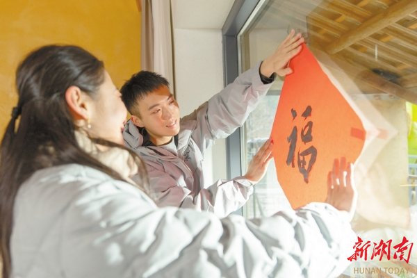  春节前夕，道官冲村民在贴“福”字。​